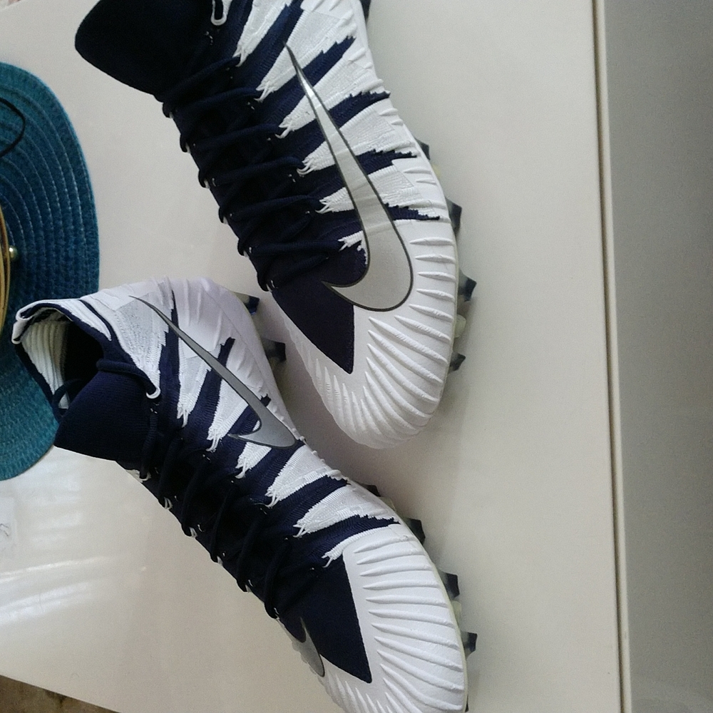 Nike - Picture 2 of 6